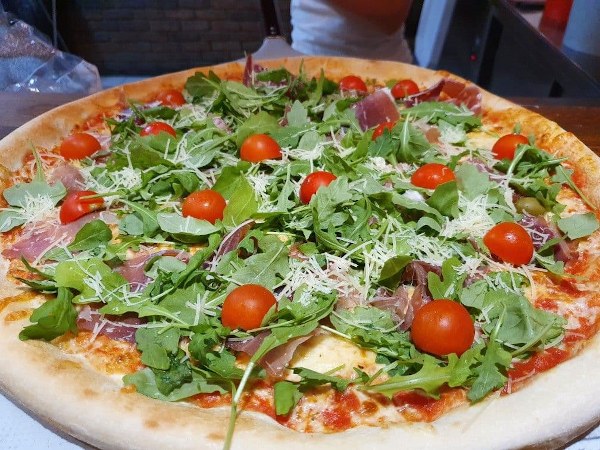 Rukola (pelati, sir, paradižnik, pršut, olive, parmezan, rukola)