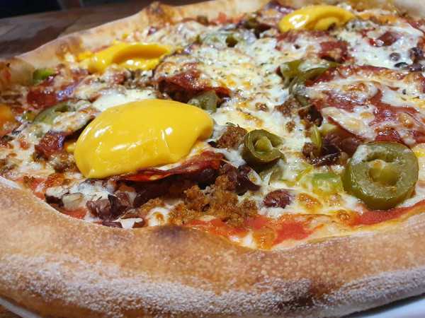 Mehiška (pelati, sir, bolognese, kulen, olive, nacho, jalapenos, zelenjava)